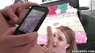 شقراء صغيرة تتمدد على زب كبير
