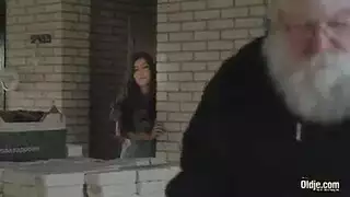 جدو يجن وينيك حفيدته الصغيرة في إباحية