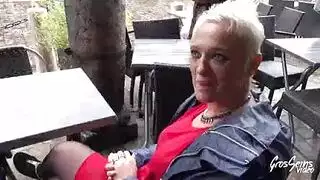 امرأة فرنسية أكبر سناً تركب قضيب مراهق في مقطع إباحي جامح