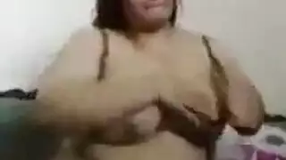 فتاة ممتلئة مثيرة تركب وتصرخ على قضيب ضخم