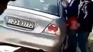إباحية نهارية: سكران ينيك صديقته بعنف على الرصيف