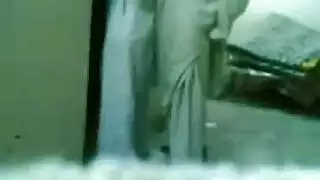 شرج في المكتب: عامل باكستاني يُستَخدم من قبل مديره السعودي
