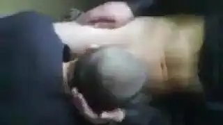 تعذيب السجن عاري الصدر