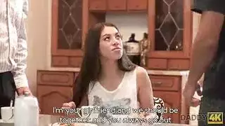 رجل ناضج يأخذ زوجة ابنه في مشهد صريح إكس إكس إكس