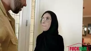 عاهرة محجبة تبلع السائل المنوي بعد ضرب شرجي قاسٍ