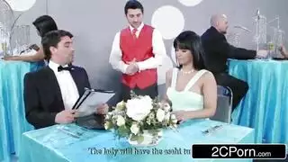 جلسة جنس علني ساخنة للزوجين المتهيجين في مطعم