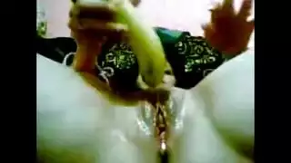 جلسة عادة سرية قاسية: فتاة عربية تنيك نفسها بفاكهة وتستمني حتى النشوة