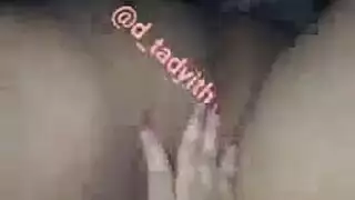 ديوث عراقي يستمني بينما يشاهد زوجته تأخذ قضيب صديقه