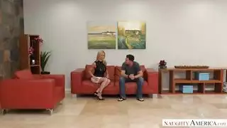 اختراق عميق على الأريكة: الخادمة تحب أن تمتلئ بالقضبان الكبيرة