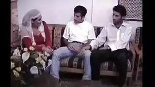 هيجان نيك جماعي في بيت دعارة محلي