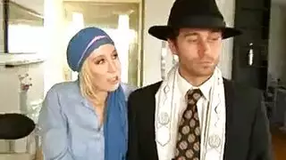 معبد المحرمات: حاخام يملأ المراهقة الشقراء بسائله المنوي