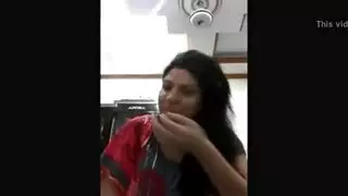 زوجة خائنة تتباهى بثدييها الكبيرين على وسائل التواصل