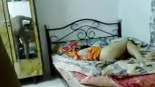 فحل أسود يضرب فتاة هندية بعمق ويجعلها تئن بصوت عالٍ