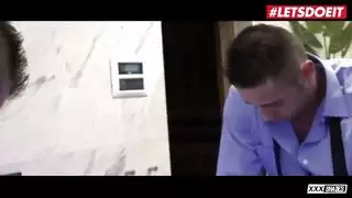 عاهرة صغيرة لطيفة تتوسل لقذف داخلي