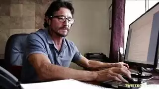 متحمس لحفر بوسها الضيق حالاً