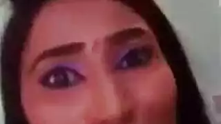 تقبيل جنسي ومداعبة جسدية صريحة