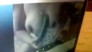 فتاة صغيرة تأخذ عدة زبور في فتحاتها