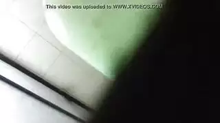 تدفع طفلًا وتدخل قضيبًا