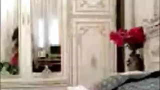 خيال التقبيل العلني: تلميذة عربية وفحلها الأسود