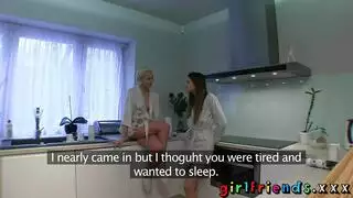 الفتيات المتحرجات ببعض تقبيل ومص الصدر