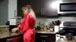 سكس يغري امه بالمطبخ