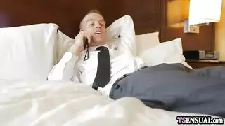 مرافقة vip تتعرض للهيمنة من قبل حارسين ضخمين