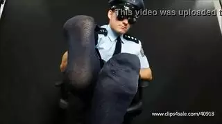 شارة الشرطة والزي الرسمي: شخصية ذات سلطة في جلسة جماع صريحة