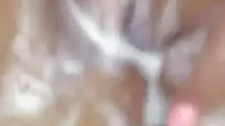زوجة وقحة تثير صديق زوجها بثدييها ثم تأخذ عضوه الذكري