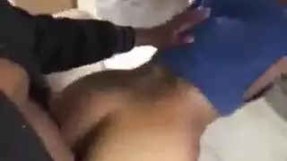 فعل ثلاثي سحاقي سمراء خلع ملابس بخشونة