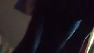 ليلي ستون تمتلئ من الصعب ديك في غرفة معيشة كبيرة ، مع أصدقائها