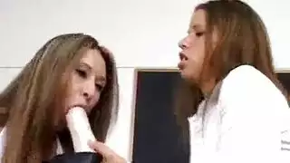 دليل ممثلة إباحية سمراء لركوب القضيب