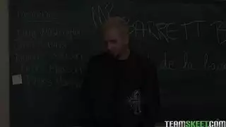 فتاة مثيرة تركب قضيبين كبيرين في فيلم إباحي جامح