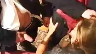 فتاتان مثيرتان تشاركان سدادة شرجية مع قضيب صلب على الأرض