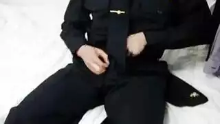 شاب وسيم في زي عسكري يُأسَر ويُهيمن عليه في أرض العدو إكس إكس إكس