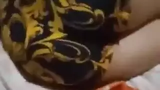 قضيب كبير يسيطر على فتحات ضيقة