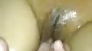 خادمة مثارة تستلقي على ظهرها وتفتح ساقيها