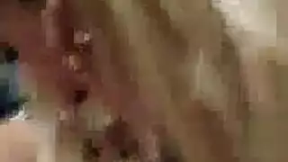 وكيل العطور يضاجع عاهرات شقراء في أوgy بركة