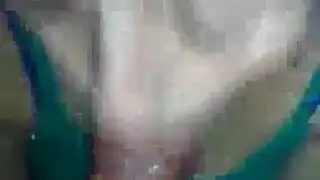 شقراء مثيرة ترتدي كعب عالٍ تأخذ أداة ضخمة من صديقتها
