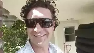 عبادة قضيب شاب من قبل امرأة مثيرة يائسة