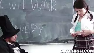 امرأة سمراء عاهرة ينظمها مدرس التاريخ