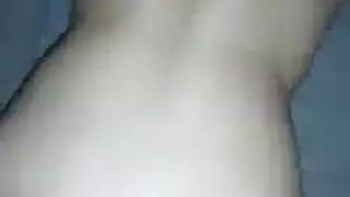 الفتاة العاهرة بجانب الباب تتوسل للسائل المنوي داخلها