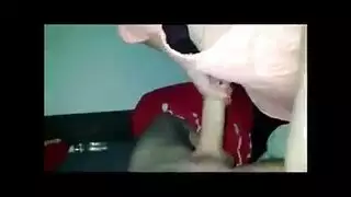 الأم الزوجة تظهر لفتاتها الجميلة كيف تعبد عمود اللحم القاسي