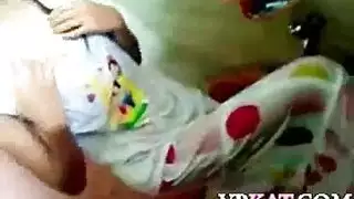  فتاة صغيرة مدللة تستمتع بمال أبيها واهتمامه الجنسي