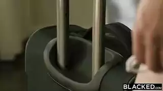 ينيك بنته وهيا توحوح