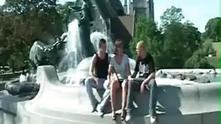 رجلان يربطانها ويشبعنيك