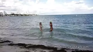 فعل شرجي ومهبلي على الشاطئ العام