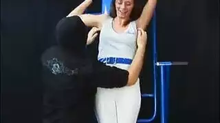 الشقراء مرتدية الجوارب جيجي لوبيز تتوسل لجنس وضعية الكلب