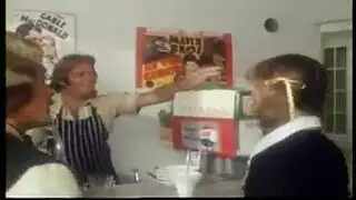 زوجة الأب الشقراء الساخنة تمارس الجنس الشرجي