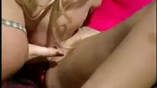 سمراء وقحة تفتح ساقيها لجماع شرجي قاسٍ