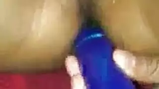 مراهقة نحيفة ذات أثداء كبيرة تكشف عن نفسها في سنترال بارك